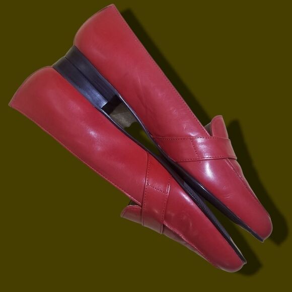⭐️ Etienne Aigner Red Leather Loafers with Gold Button Adornment sz 8N - Picture 7 of 10